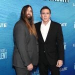 Weston, junto a su padre Nicolas Cage
