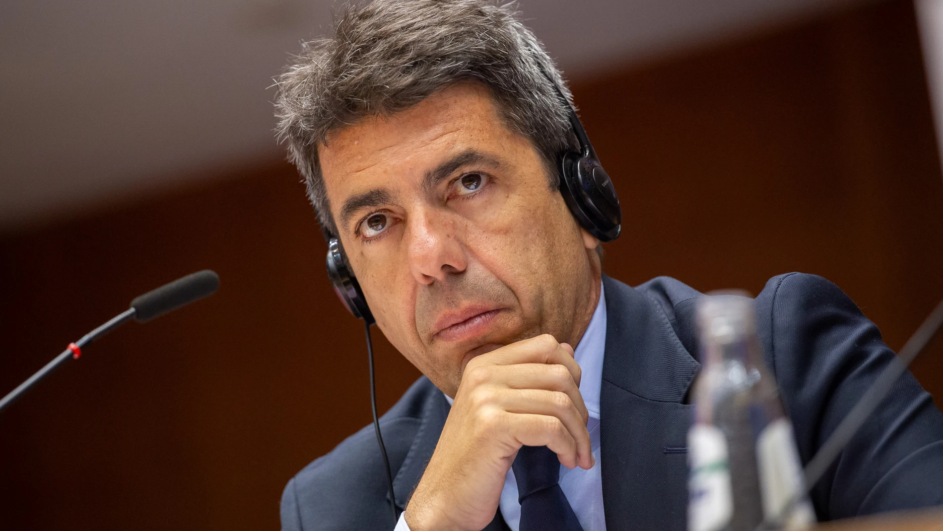 BRUSELAS (BÉLGICA), 03/04/2025.- El president de la Generalitat Valenciana, Carlos Mazón durante un pleno en el Comité Europeo de las Regiones (CdR) celebrado este jueves en Bruselas donde ha pedido a la Unión Europea (UE) "acciones firmes" contra los aranceles anunciados por el presidente de Estados Unidos, Donald Trump. EFE/ Quentín Bruno