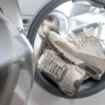 El truco para lavar las zapatillas en la lavadora y que queden como nuevas