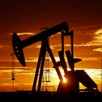 El petróleo de Texas cae un 6,6 % lastrado por aumento en producción de OPEP+ y aranceles