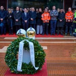Minuto de silencio guardado a las puertas del Ayuntamiento de Alcorcón por los dos bomberos fallecidos ayer en