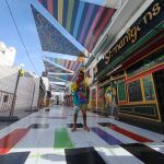 El arte de Okuda San Miguel: la panacea para alejar al turismo de borrachera en una calle de Ibiza