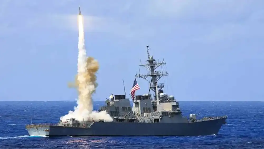 Destructor USS Curtis Wilbur de la clase Arleigh Burke disparando un misil.
