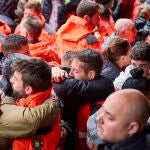 Minuto de silencio guardado a las puertas del Ayuntamiento de Alcorcón por los dos bomberos fallecidos ayer en