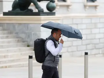 Lluvia en Madrid. Lluvia en Madrid. Gente con paraguas.