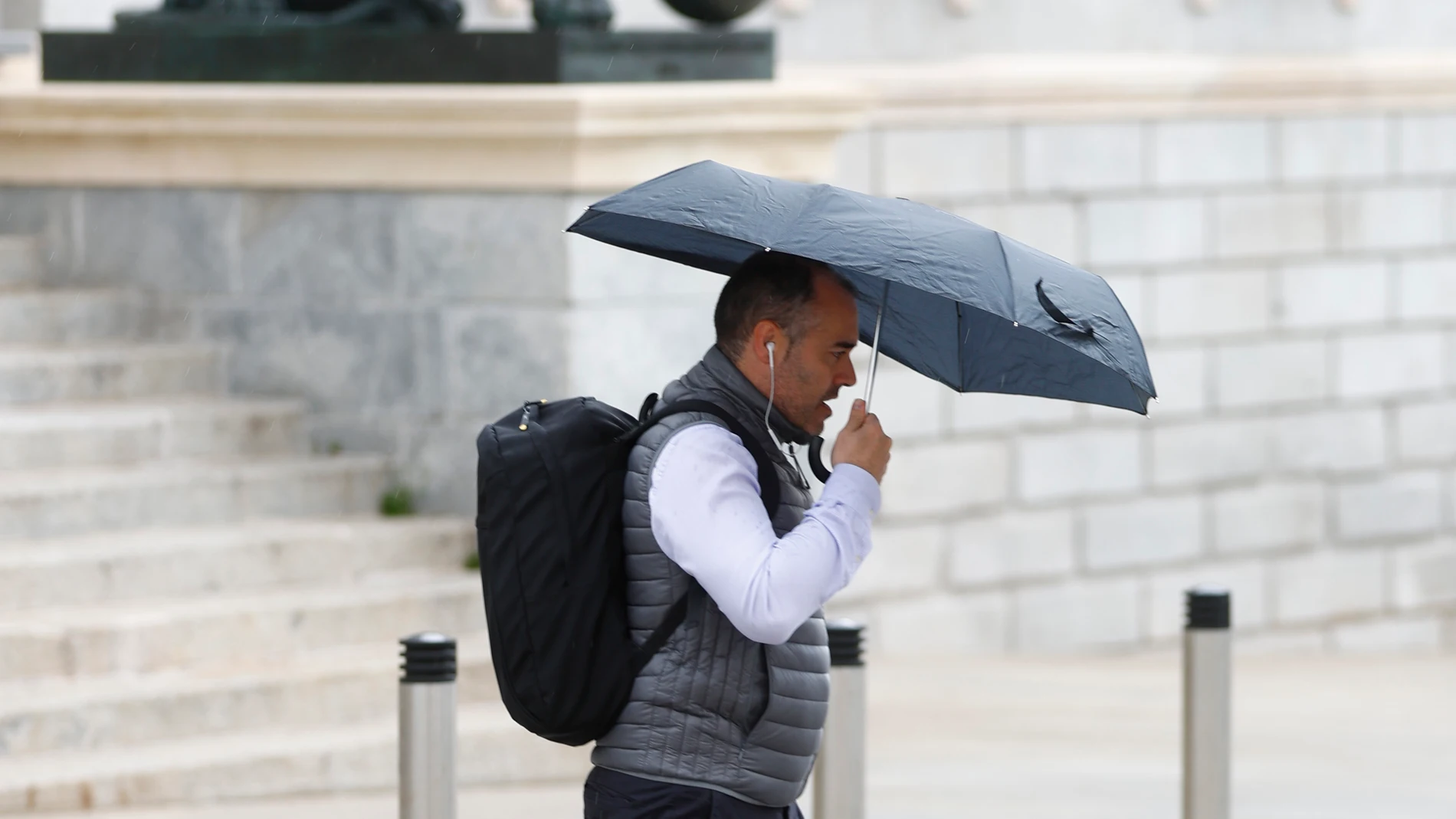 Lluvia en Madrid. Gente con paraguas.