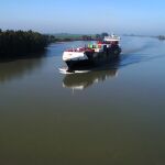 Portacontenedores navegando por la Eurovía del Guadalquivir.