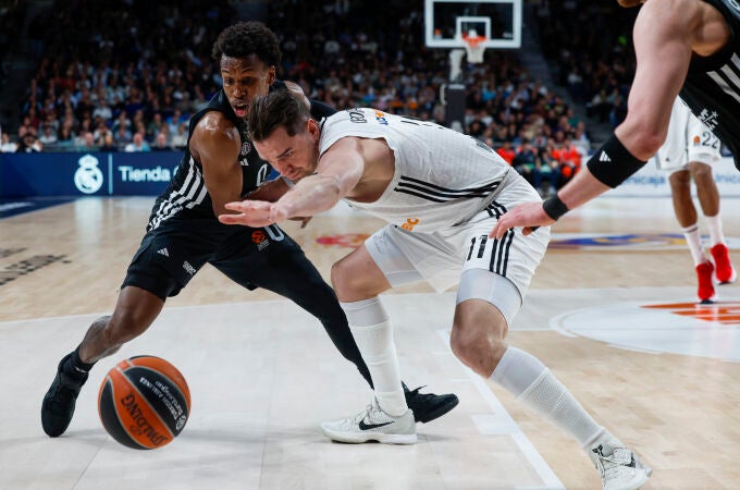 Hezonja y Shorts tratan de hacerse con la posesión del balón