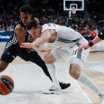Hezonja y Shorts tratan de hacerse con la posesión del balón