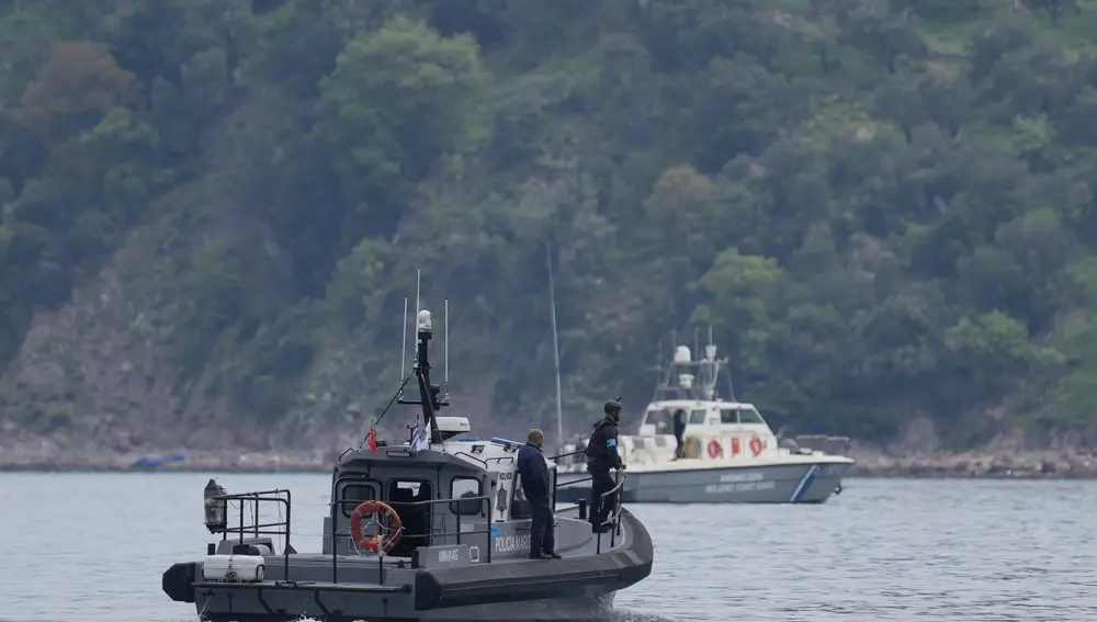 Guardacostas griegos participan en una operación de rescate de inmigrantes en el mar egeo