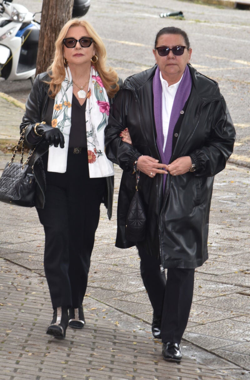Inmaculada Casal y María del Monte en el funeral