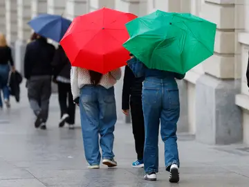 Lluvia en Madrid. Lluvia en Madrid. Gente con paraguas.