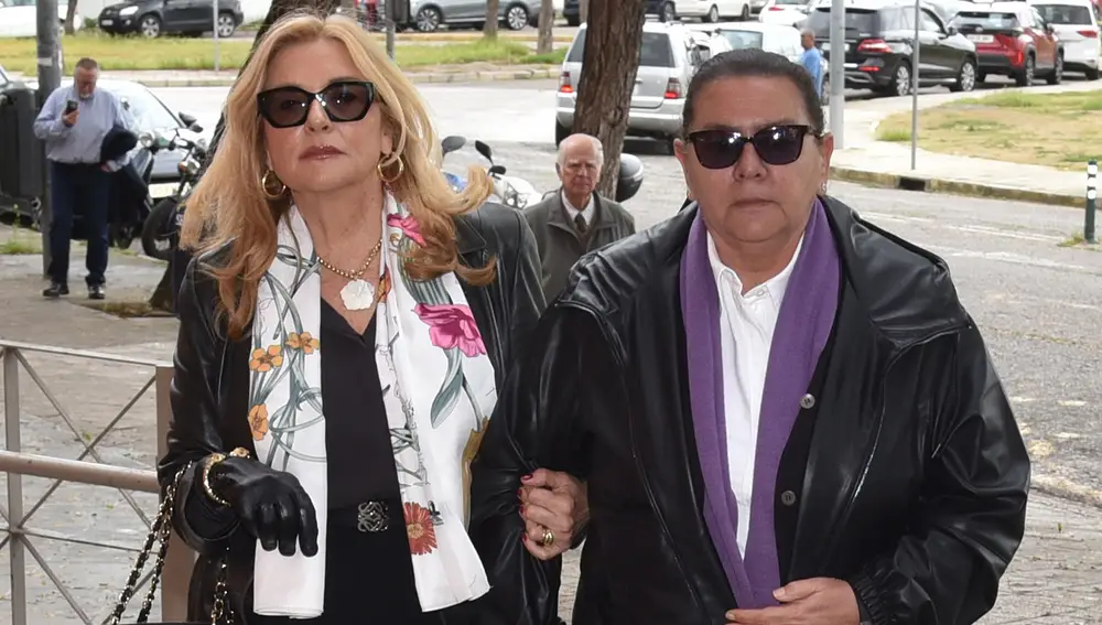 Inmaculada Casal y María del Monte en el funeral