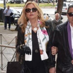 Inmaculada Casal y María del Monte en el funeral