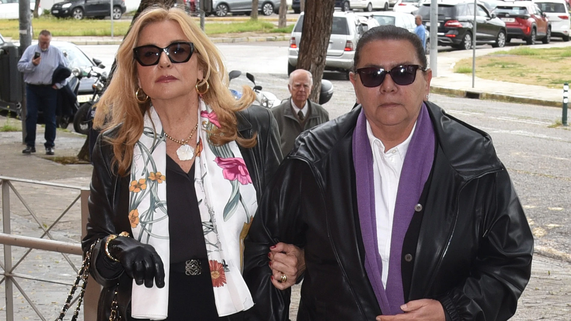 Inmaculada Casal y María del Monte en el funeral