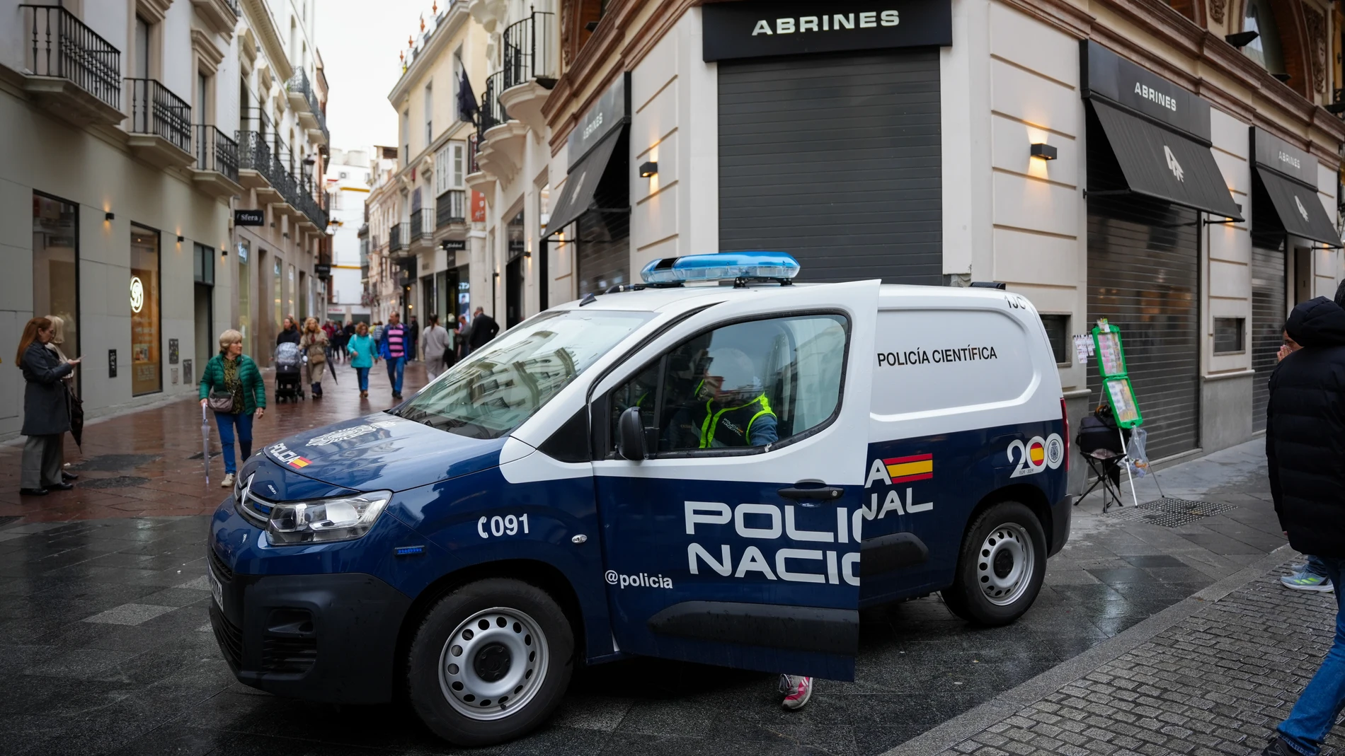 La Policía Nacional ante la joyería objeto del robo. A 03 de abril de 2025, en Sevilla (Andalucía, España). La Policía Nacional está investigando un robo cometido la madrugada de este jueves en una joyería de la calle Tetuán, en pleno centro neurálgico de Sevilla capital. Según han confirmado a Europa Press fuentes policiales, el robo habría sido perpetrado sobre las 3,00 horas de la madrugada en la joyería Abrines, en la calle Tetúan.03 ABRIL 2025María José López / Europa Press03/04/2025