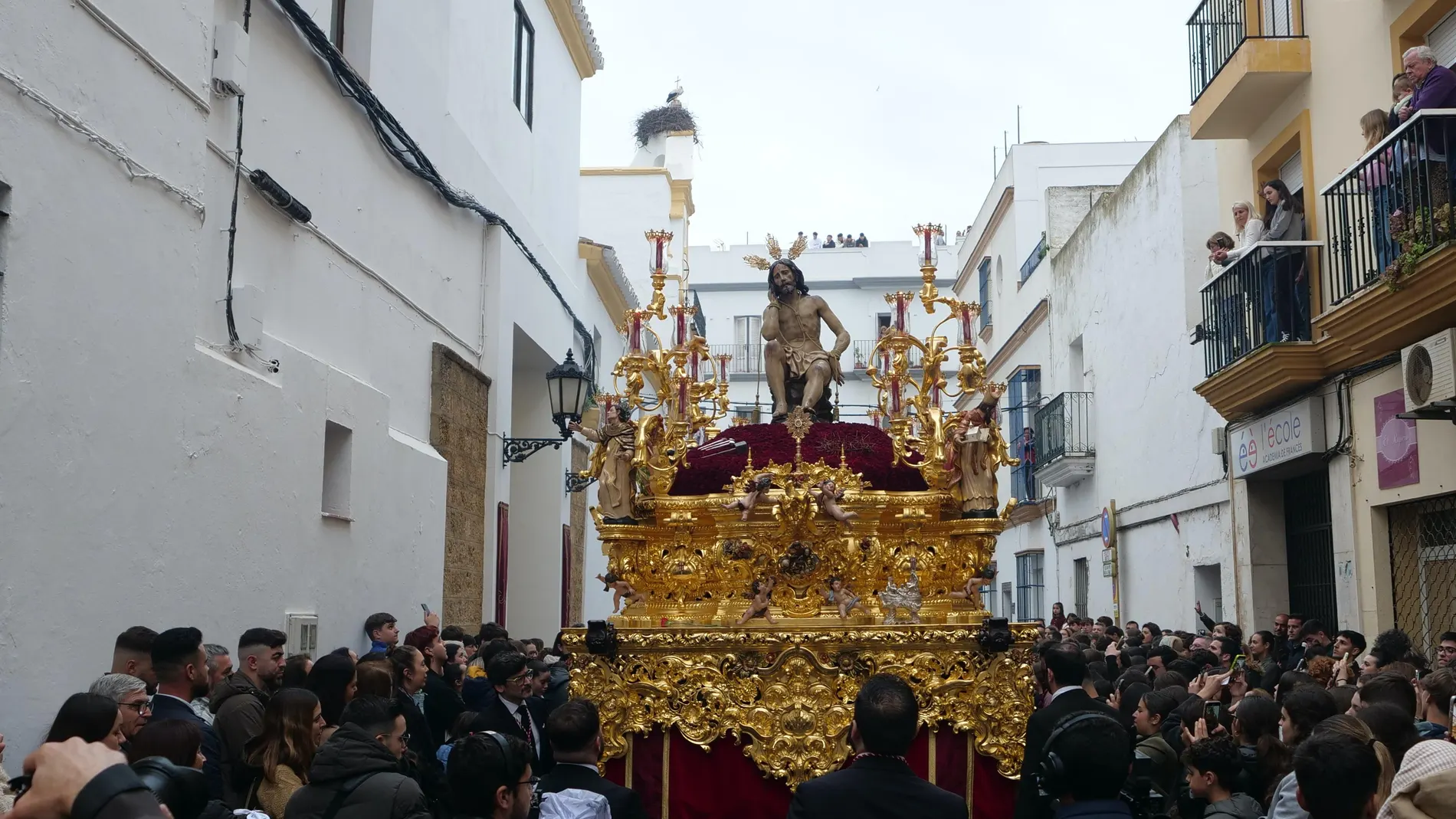 La Semana Santa de Chiclana lo tiene todo: una tradición con siglos de historia, importantes procesiones y cofradías que se renuevan cada año