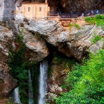 El plan de transporte a los lagos de Covadonga arranca este fin de semana con una oferta diaria de 3.000 plazas