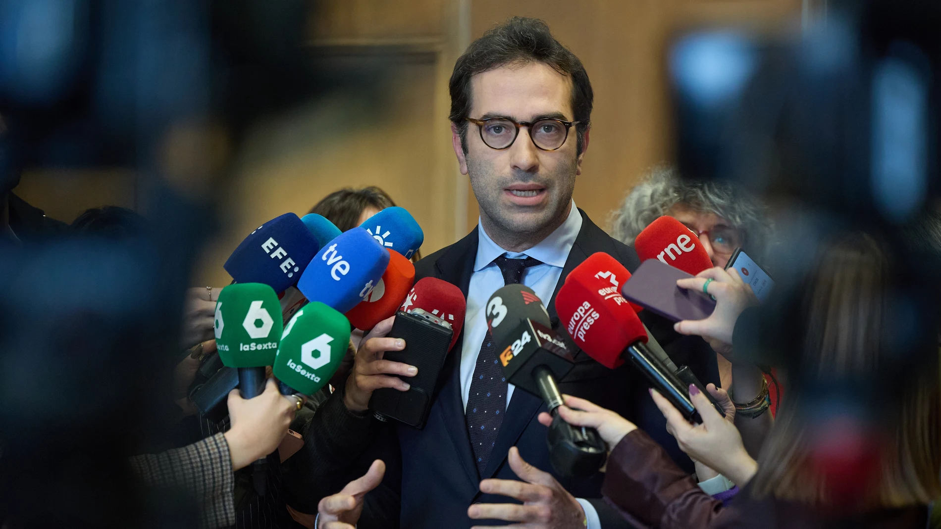 El ministro de Economía, Comercio y Empresa, Carlos Cuerpo, atiende a los medios de comunicación en el Ministerio de Economía, Comercio y Empresa, a 4 de abril de 2025, en Madrid (España). El ministro ha mantenido hoy reuniones con los portavoces de varios de los grupos parlamentarios en el Congreso en el marco del diálogo del Plan de Respuesta y Relanzamiento Comercial. Según Cuerpo, "el Gobierno hará un seguimiento diario, una red de protección inicial y van a convocar a las CC.AA para ver ...