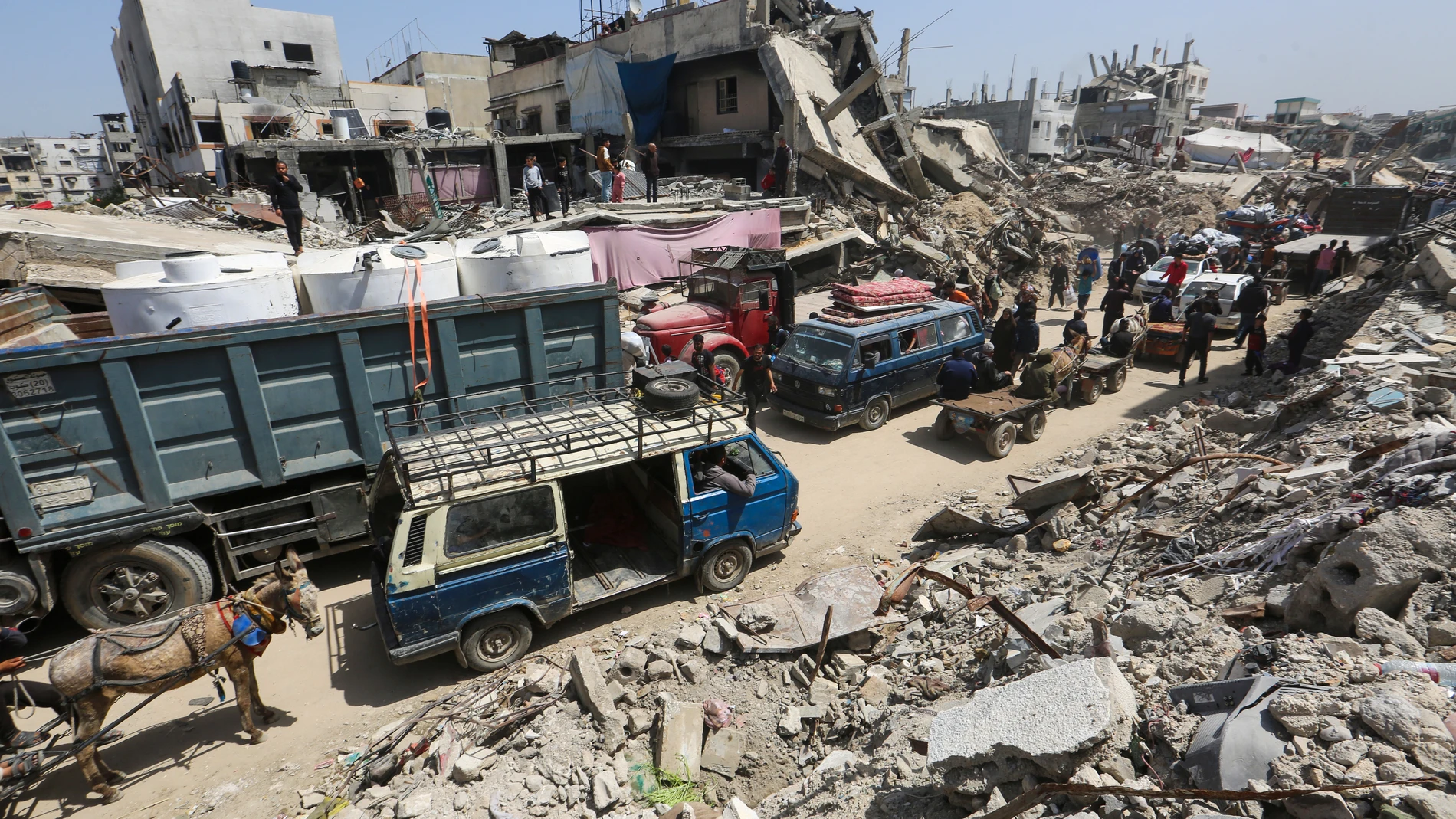03 April 2025, Palestinian Territories, Gaza: Palestinians transport their belongings as they flee Gaza City's eastern neighbourhood of Shujaiya following an evacuation order issued by the Israeli military on April 3, 2025. Gaza's civil defence agency said that Israeli air strikes in the north of the territory killed at least 15 people early on April 3, as the military issued an evacuation order for residents of the area. Photo: Omar Ashtawy/APA Images via ZUMA Press Wire/dpa Omar Ashtawy/AP...