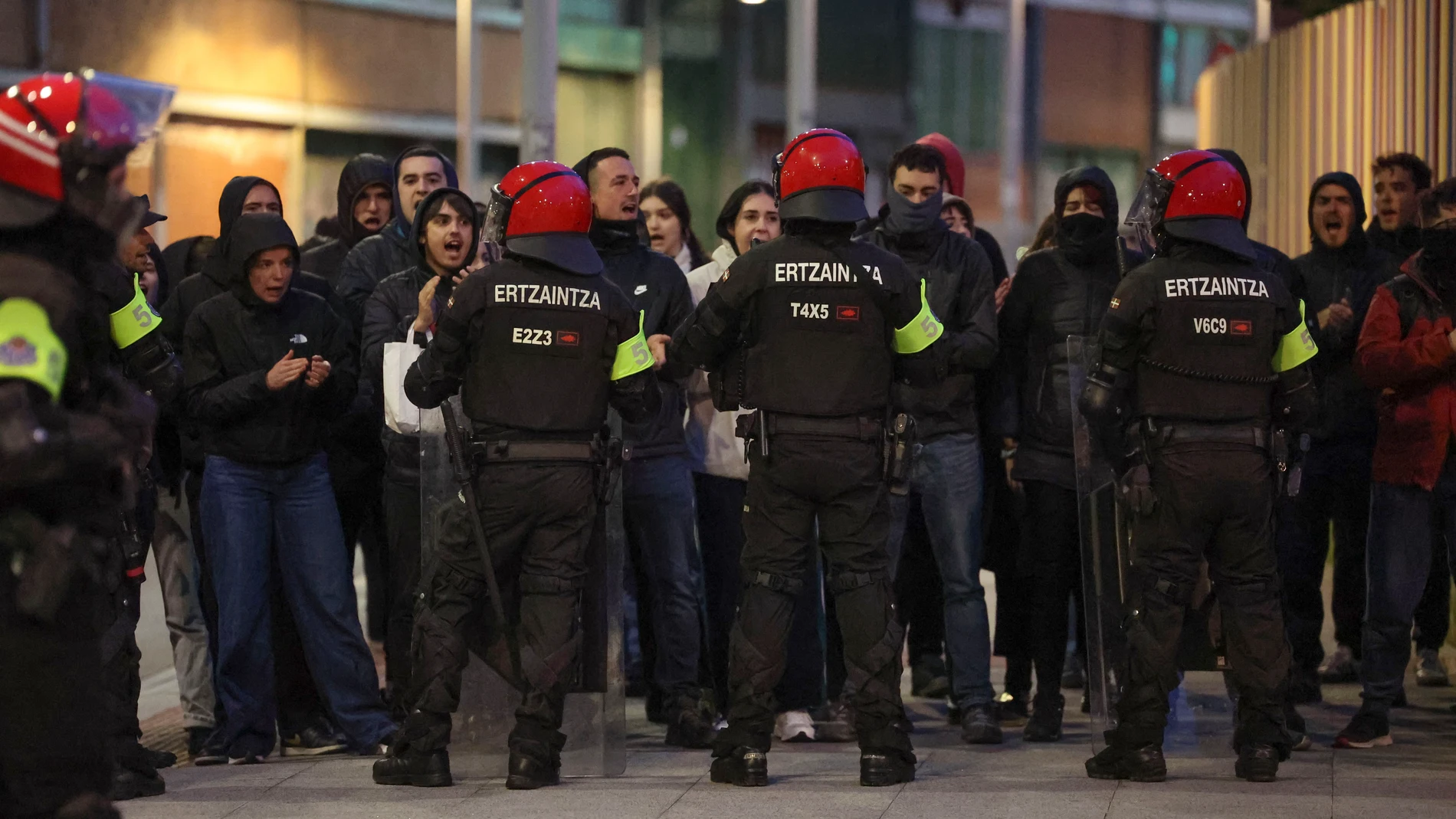 BILBAO, 04/04/2025.- Cinco personas han sido detenidas y cuatro agentes de la Ertzaintza han sufrido heridas esta noche en los enfrentamientos con jóvenes manifestantes en el entorno del gaztetxe Etxarri, un centro social okupado en el barrio bilbaíno de Rekalde, cuyo desalojo por orden judicial está previsto para este viernes. EFE/ Luis Tejido