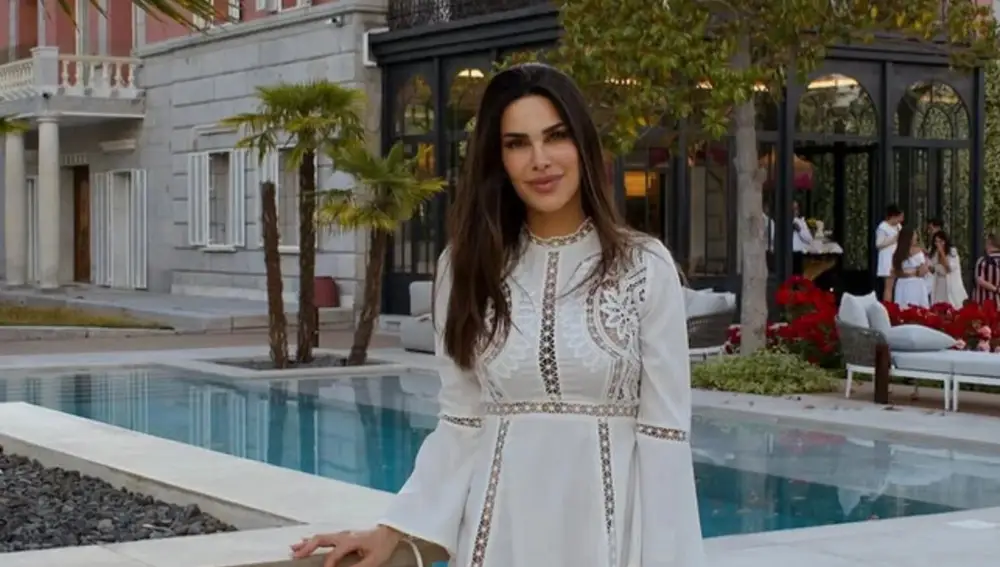 Carla Barber en el exterior de su palacete de Madrid