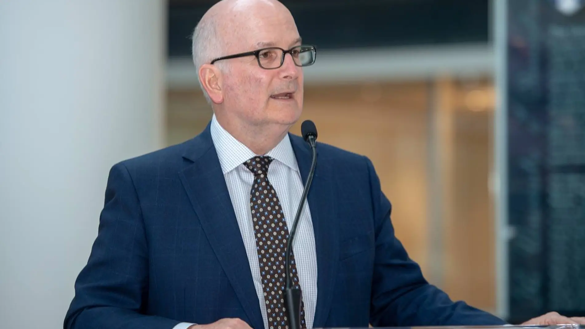 Ken Mahoney durante una conferencia económica