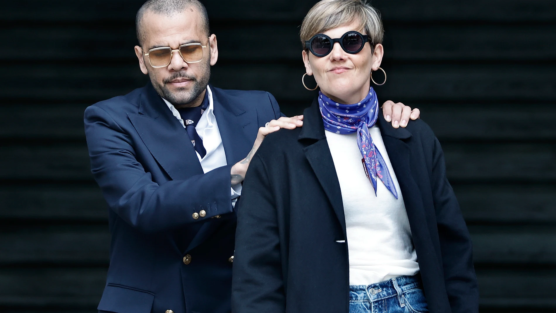FOTODELDÍA . BARCELONA, 04/04/2025.- El exfutbolista Dani Alves (i) junto a su abogada,Inés Guardiola (d) ha acudido hoy a los juzgados a recuperar sus pasaportes español y brasileño, una vez ha sido absuelto por la justicia al revocarse su condena inicial de cuatro años y medio de cárcel por la violación de una joven en una discoteca de Barcelona en diciembre de 2022.EFE/ Andreu Dalmau