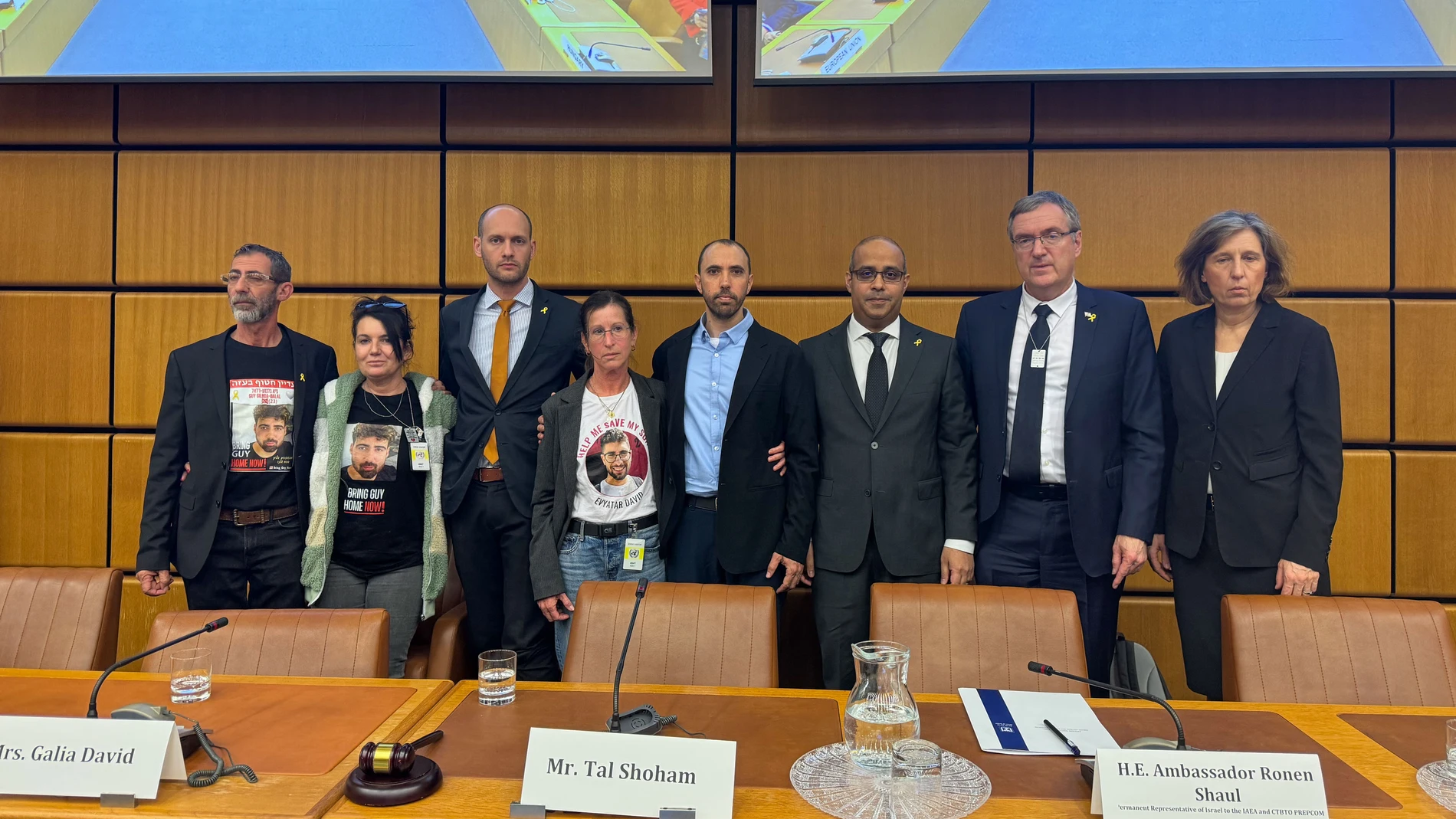 VIENA, 04/04/2025.- Tal Shoham (c), un israelí secuestrado por Hamás en Gaza durante 505 días hasta ser liberado en marzo pasado, hizo este viernes en la sede vienesa de la ONU un llamamiento para que la comunidad internacional tome una postura "clara e inequívoca" contra el terrorismo islamista. En la imagen, junto a los padres de otros dos rehenes aún secuestrados por Hamás (izda), los embajadores de Israel ante la ONU en Viena, Ronen Shaul y David Roet, y la embajadora de Austria ante la O...