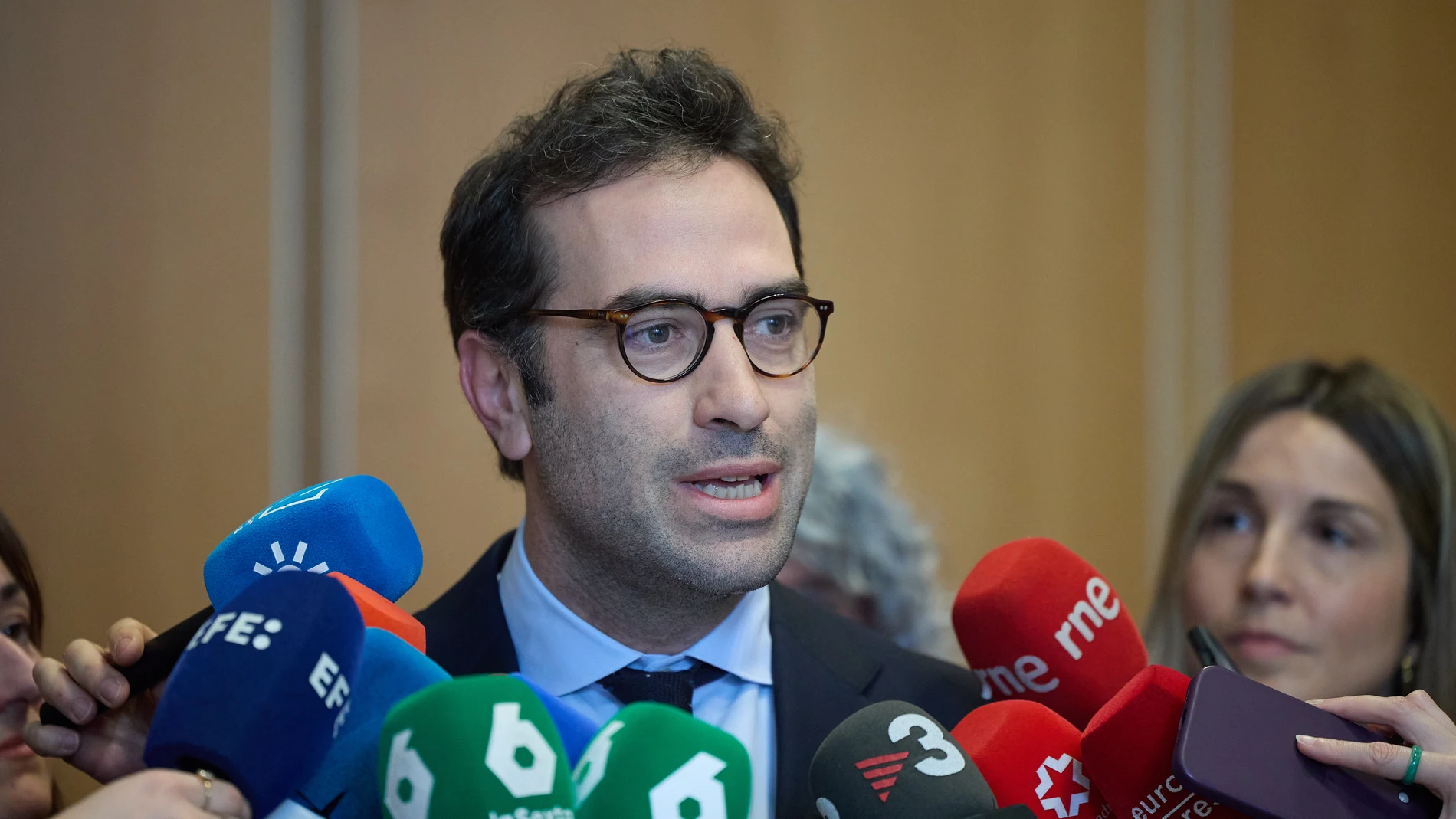 El ministro de Economía, Comercio y Empresa, Carlos Cuerpo, atiende a los medios de comunicación en el Ministerio de Economía, Comercio y Empresa, a 4 de abril de 2025, en Madrid (España). El ministro ha mantenido hoy reuniones con los portavoces de varios de los grupos parlamentarios en el Congreso en el marco del diálogo del Plan de Respuesta y Relanzamiento Comercial. Según Cuerpo, "el Gobierno hará un seguimiento diario, una red de protección inicial y van a convocar a las CC.AA para ver ...