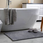 Adiós a la toalla del baño para secarse los pies, la nueva tendencia en decoración que se seca mucho más rápido