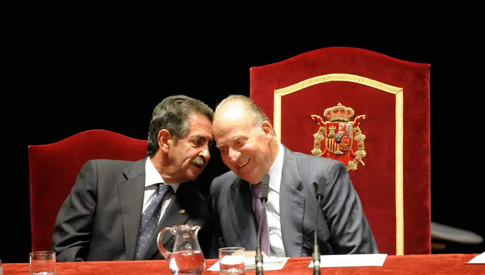 El Rey Juan Carlos y Miguel Ángel Revilla durante un acto de entrega de las Medallas de Oro al Mérito en las Bellas Artes, celebrado en el Palacio de Festivales de Cantabria.