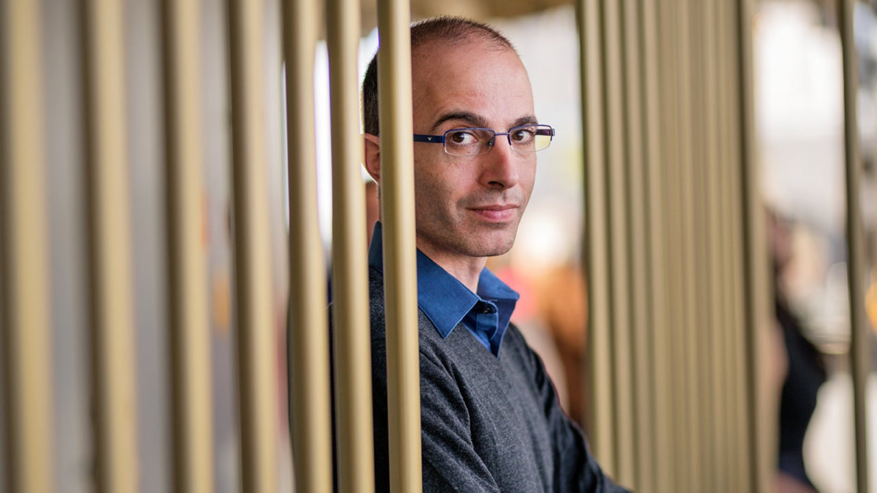 Yuval Noah Harari, experto en tecnología e historiador, compara la IA con la inmigración: "millones o miles de millones de inmigrantes de IA que quitarán los trabajos de la gente y tendrán ideas culturales muy diferentes"