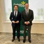 Ambos presidentes posan a la firma del convenio