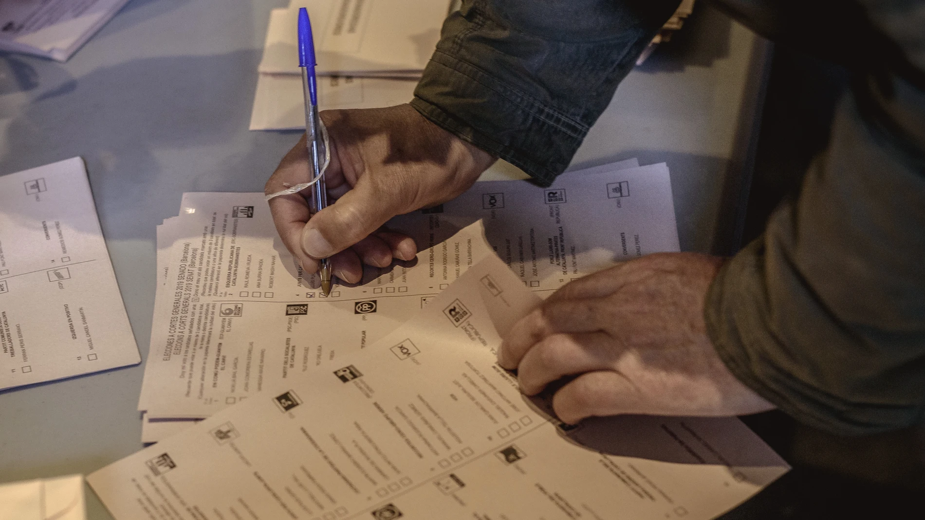 Un hombre practicando su derecho al voto en unas elecciones españolas