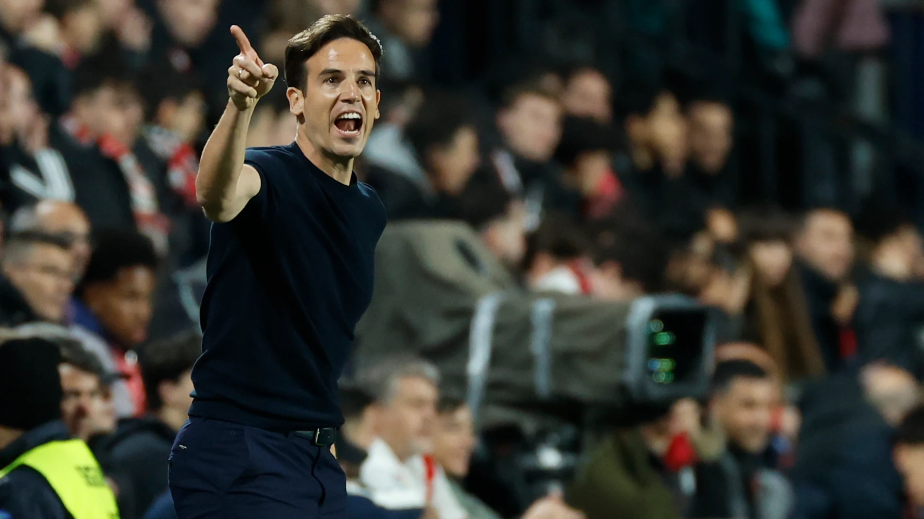 MADRID, 04/04/2025.- El entrenador del Rayo Vallecano Iñigo Pérez durante el partido de la jornada 30 de LaLiga entre el Rayo Vallecano y el RCD Espanyol, este viernes en el estadio de Vallecas, en Madrid. EFE/Juanjo Martín