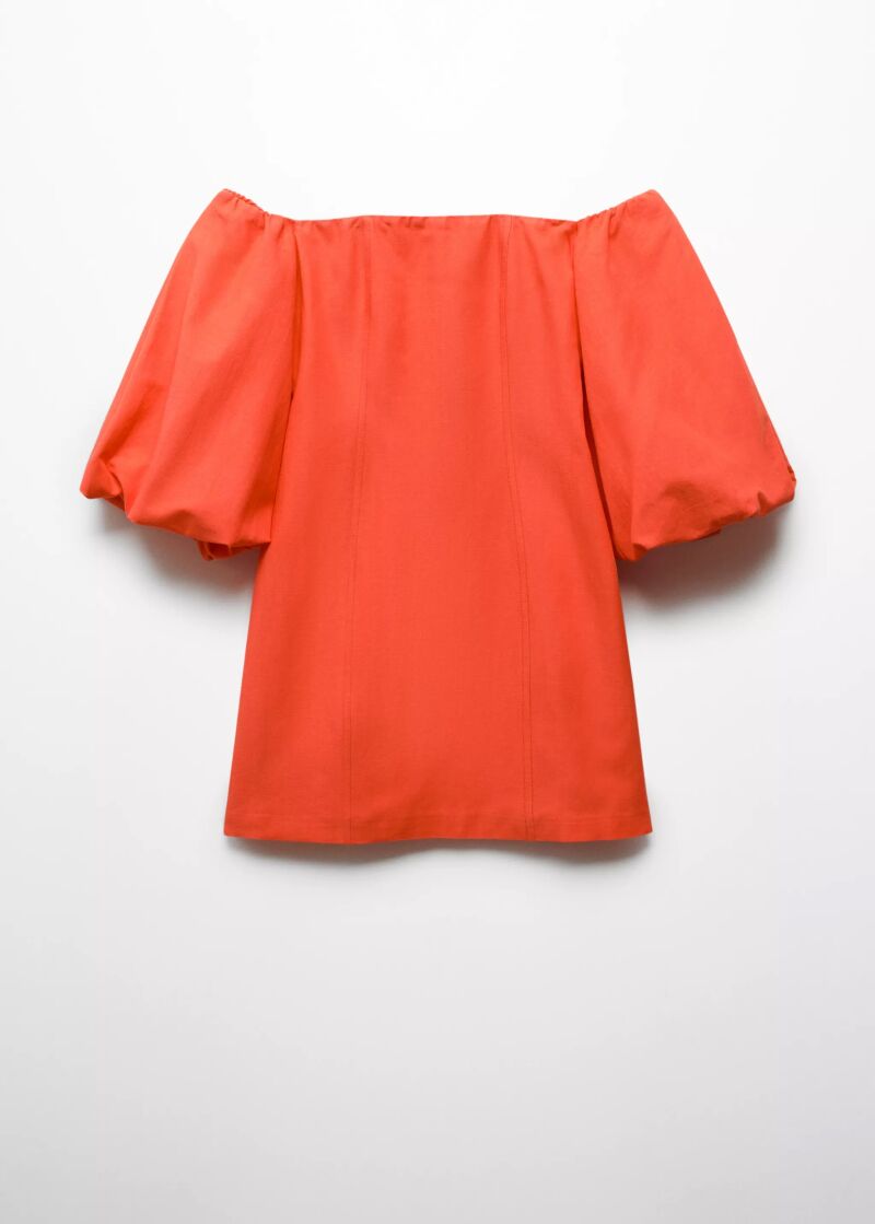 Vestido de mangas abullonadas.