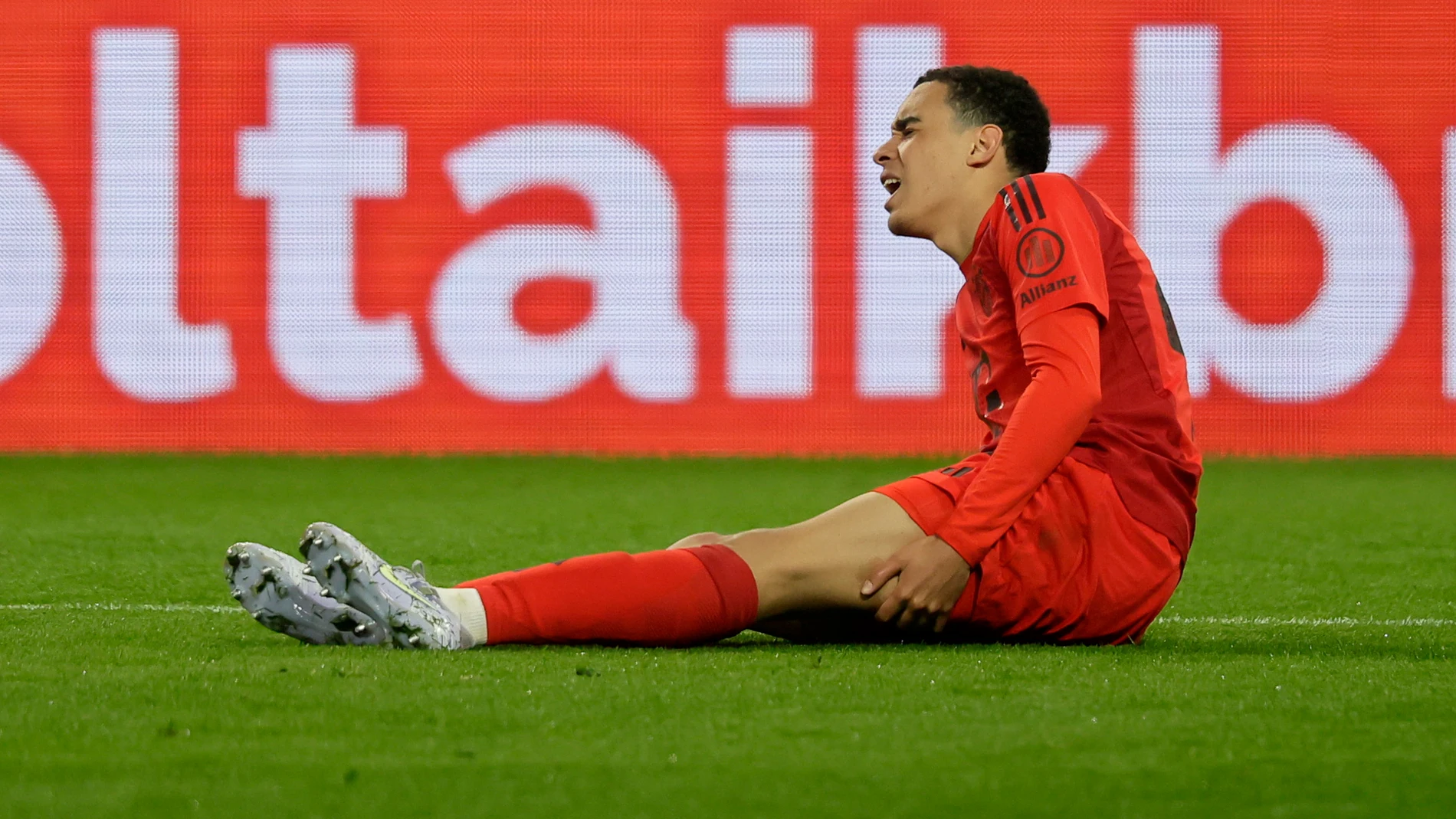 AUGSBURG (Germany), 04/04/2025.- Jamal Musiala of Bayern sits on the ground injured during the German Bundesliga soccer match between FC Augsburg and FC Bayern Munich in Augsburg, Germany, 04 April 2025. (Alemania) EFE/EPA/RONALD WITTEK CONDITIONS - ATTENTION: The DFL regulations prohibit any use of photographs as image sequences and/or quasi-video.