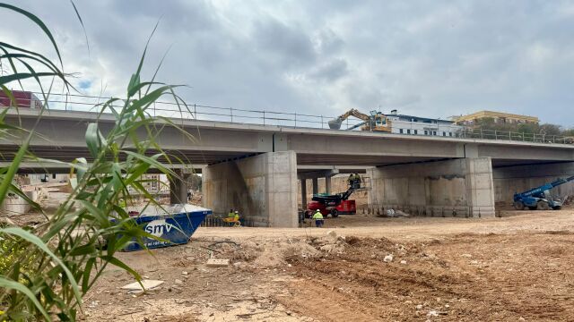 Paiporta recupera uno de los puentes destruidos por la dana en el barranco del Poyo