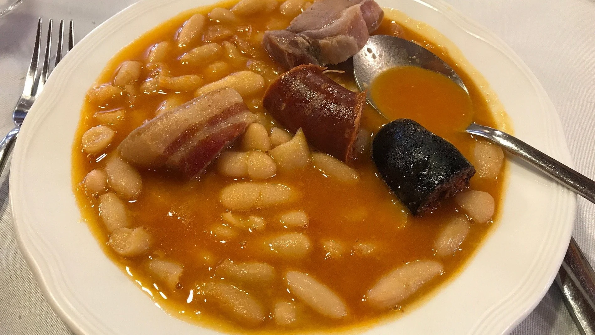 Casa Morán, en Aller (Asturias), gana el premio por su "Mejor Fabada del Mundo"
