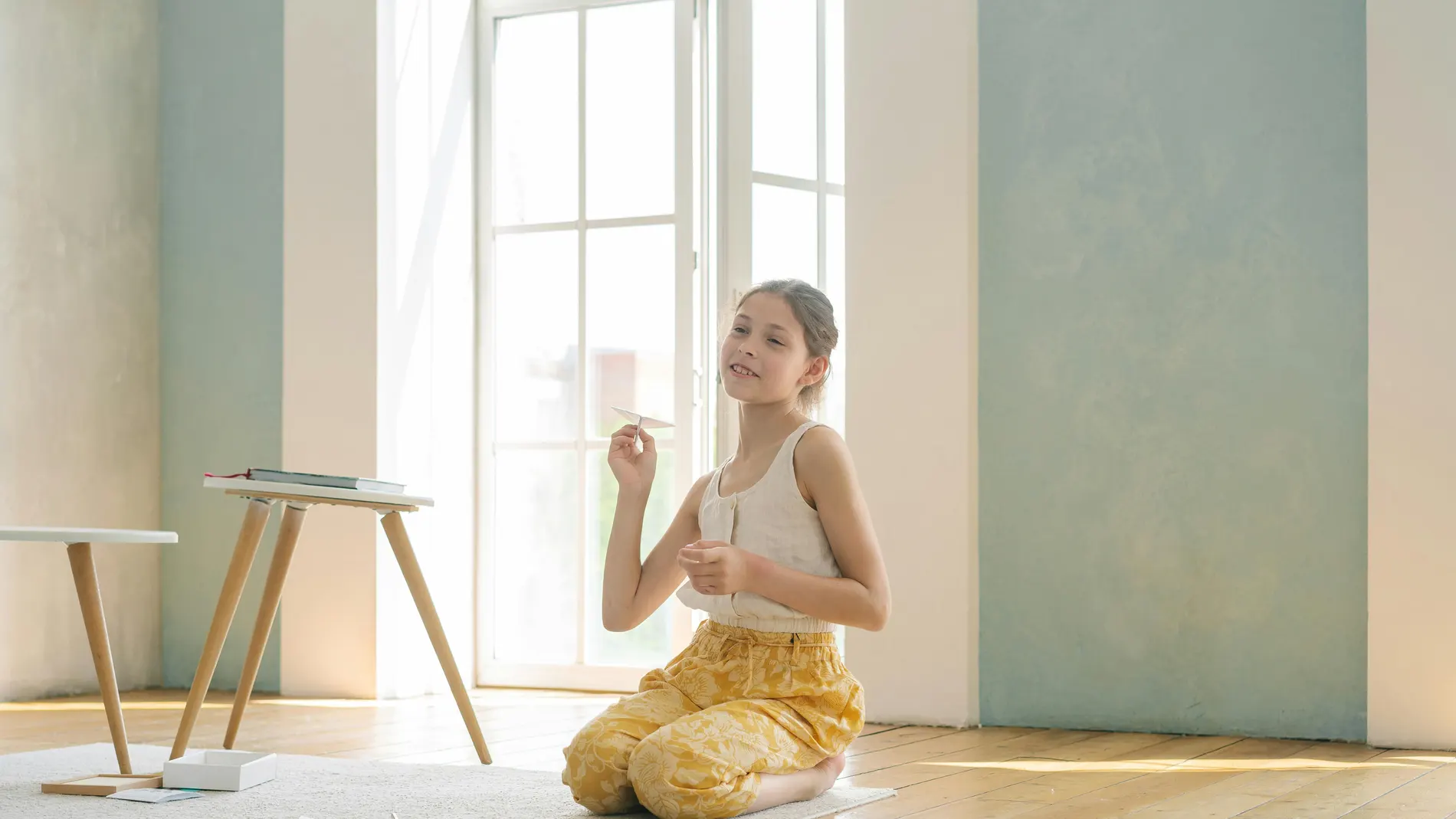 Niña sola en una habitación