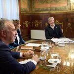 VÍDEO: El Gobierno recurre el auto del Supremo que le obliga a hacerse cargo de mil menores migrantes en Canarias