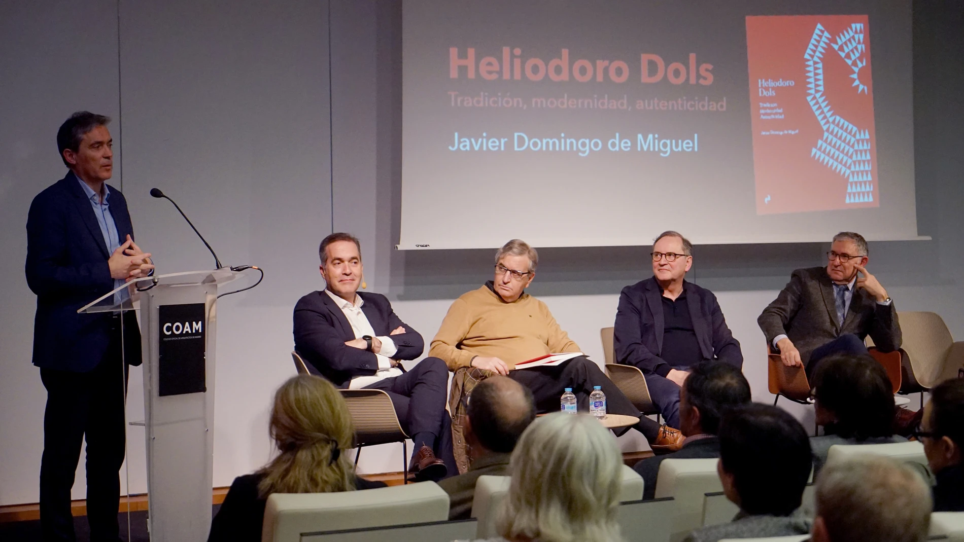 El arquitecto navarro Javier Domingo de Miguel en la presentación de su libro 'Heliodoro Dols. Tradición, modernidad, autenticidad'. REMITIDA / HANDOUT por PÉREZ-TOMÉ Fotografía remitida a medios de comunicación exclusivamente para ilustrar la noticia a la que hace referencia la imagen, y citando la procedencia de la imagen en la firma 03/04/2025