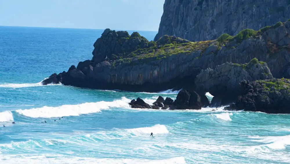 La playa de Laga es una de las preferidas para los amantes del surf