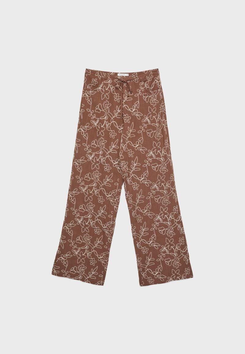 Pantalón bordado.