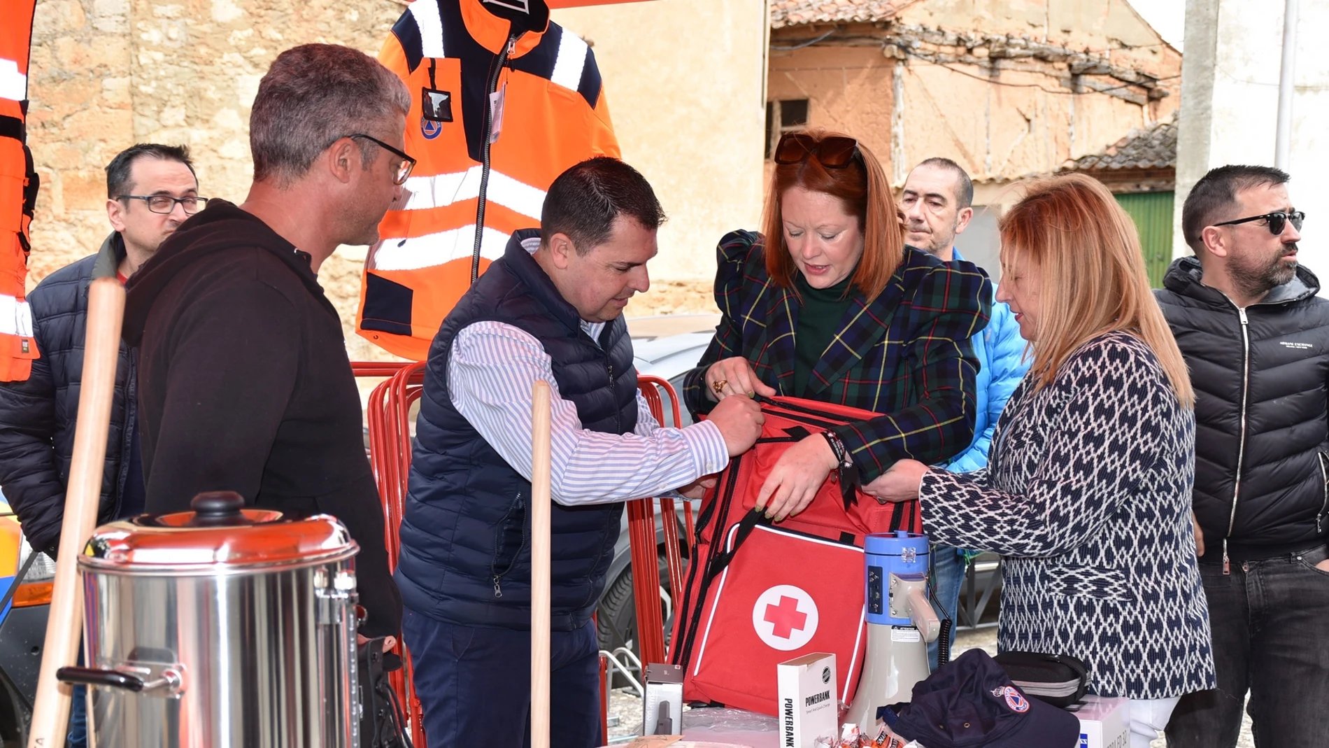 La directora de la Agencia de Protección Civil y Emergencias, Irene Cortés Calvo, entrega material para los voluntarios de las agrupaciones de Bayubas de Abajo y de Medinaceli acompañada de la delegada territorial de la provincia, Yolanda de Gregorio Pachón,
