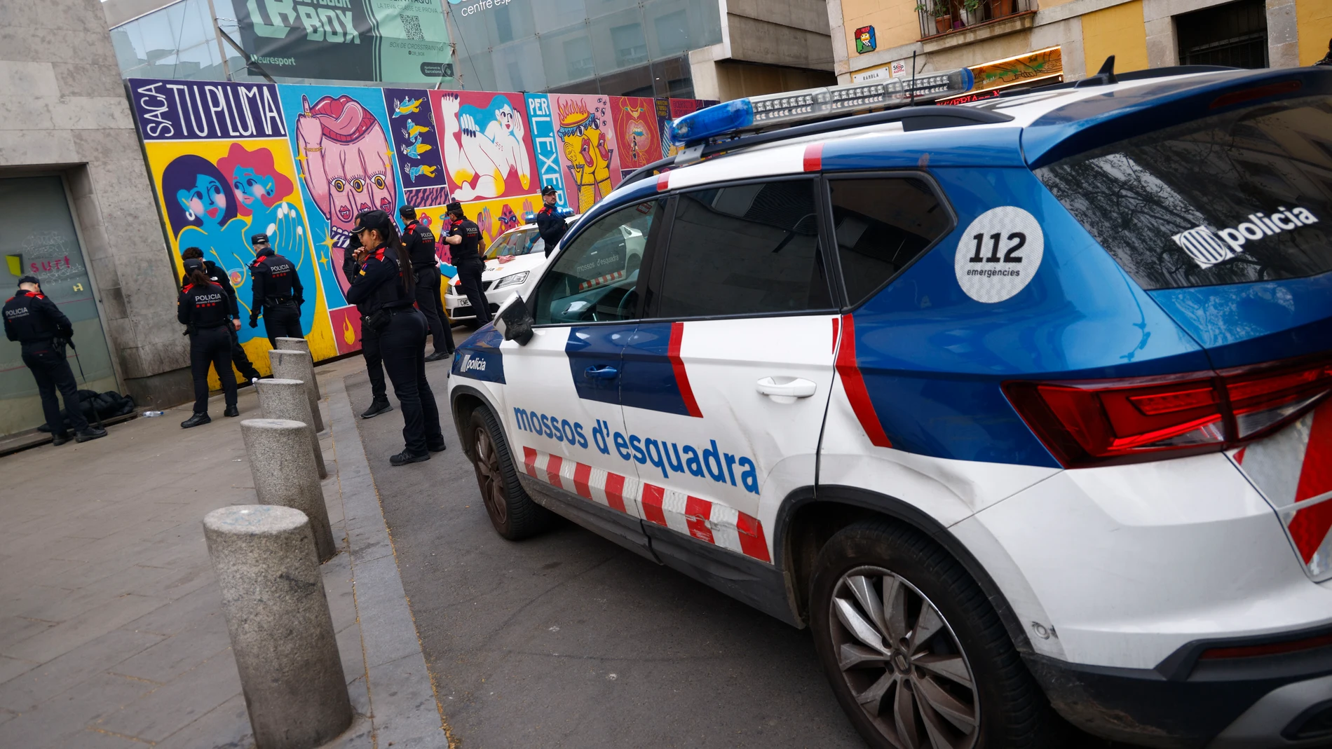 GRAFCAT6502. BARCELONA (ESPAÑA), 04/04/2025.- Los Mossos d'Esquadra han sumado a sus antidisturbios y a la Policía Nacional a su nuevo plan contra la multirreincidencia, en el que apuestan por una visión más metropolitana y un análisis exhaustivo de los datos de inteligencia para "detener mejor" y neutralizar a los delincuentes más activos.En la imagen agentes de los Mossos realizan su trabajo en el centro de Barcelona.EFE/ Quique García