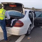 Agente de la Guardia Civil inspecciona un vehículo