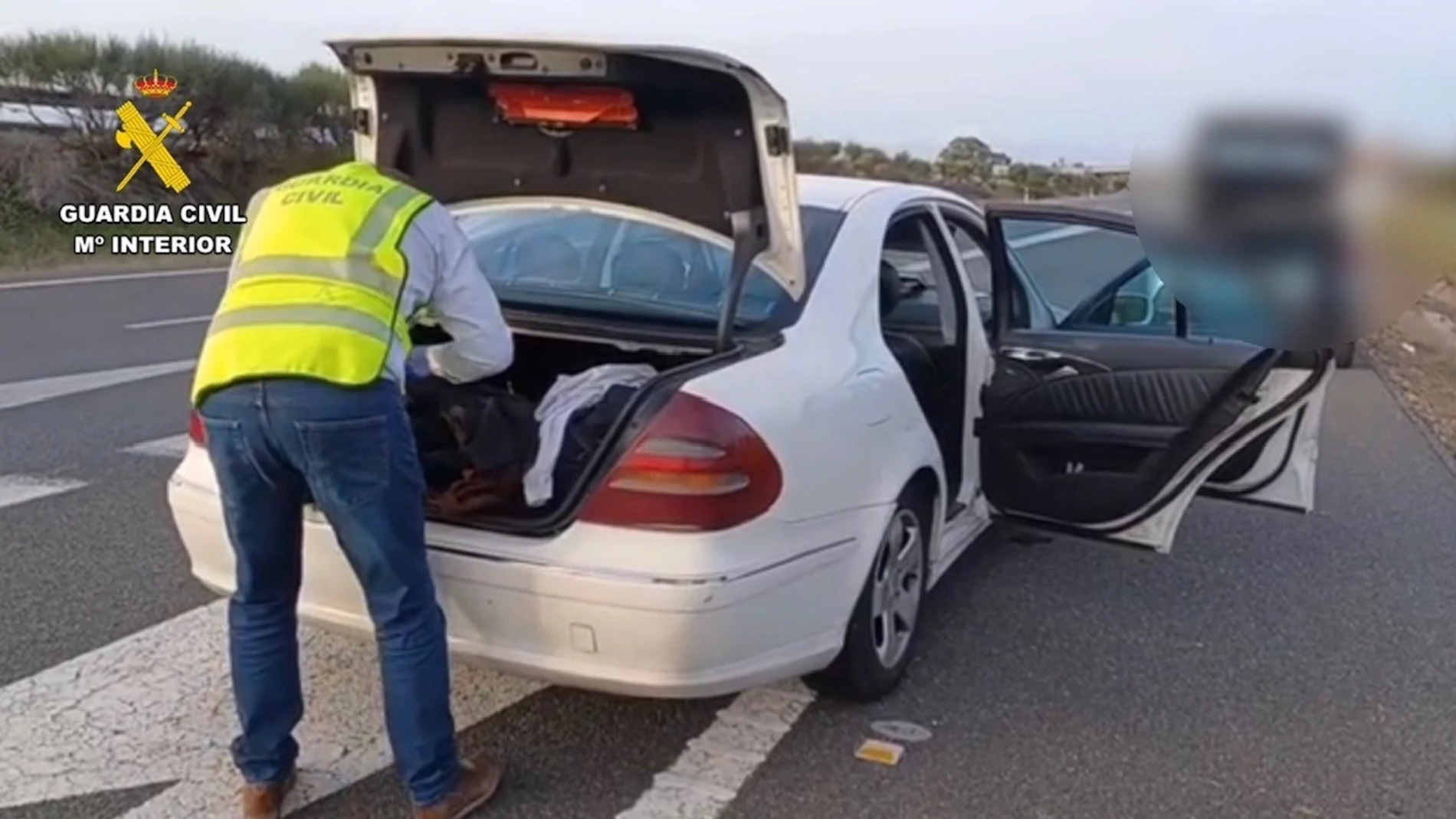 Agente de la Guardia Civil inspecciona un vehículo REMITIDA / HANDOUT por Guardia Civil Fotografía remitida a medios de comunicación exclusivamente para ilustrar la noticia a la que hace referencia la imagen, y citando la procedencia de la imagen en la firma 04/04/2025
