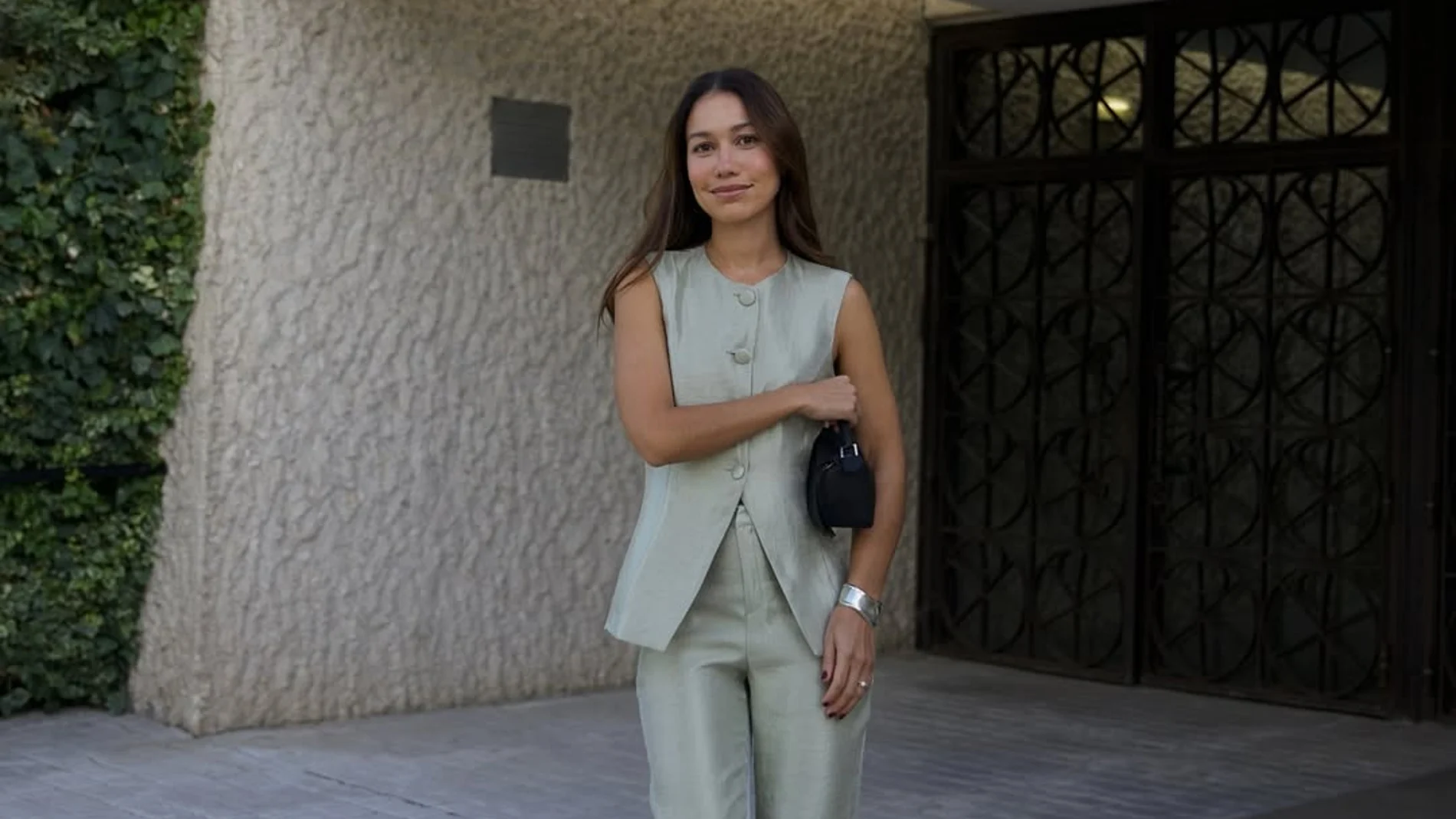 Influencer con conjunto de dos piezas perfecto para el Domingo de Ramos.